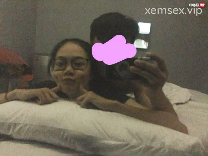 Ảnh 14 của Lộ clip sex em học sinh đeo kính mặc áo dài địt với bạn trai (Full Clip + Pic)